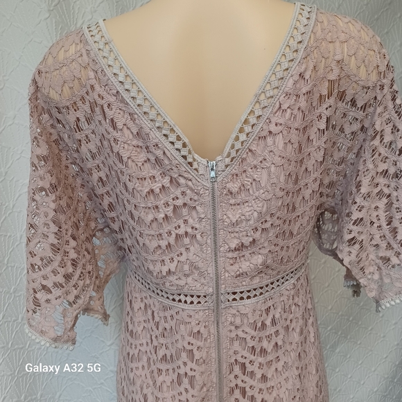 Suzanne Betro Pink Sheath Dress Sixe M with Flutter Sleeves and V-Neck - Picture 7 of 14